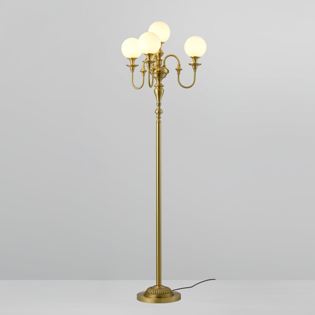 Lámpara de pie candelabro de latón Tamboril en un salón clásico – imagen 2