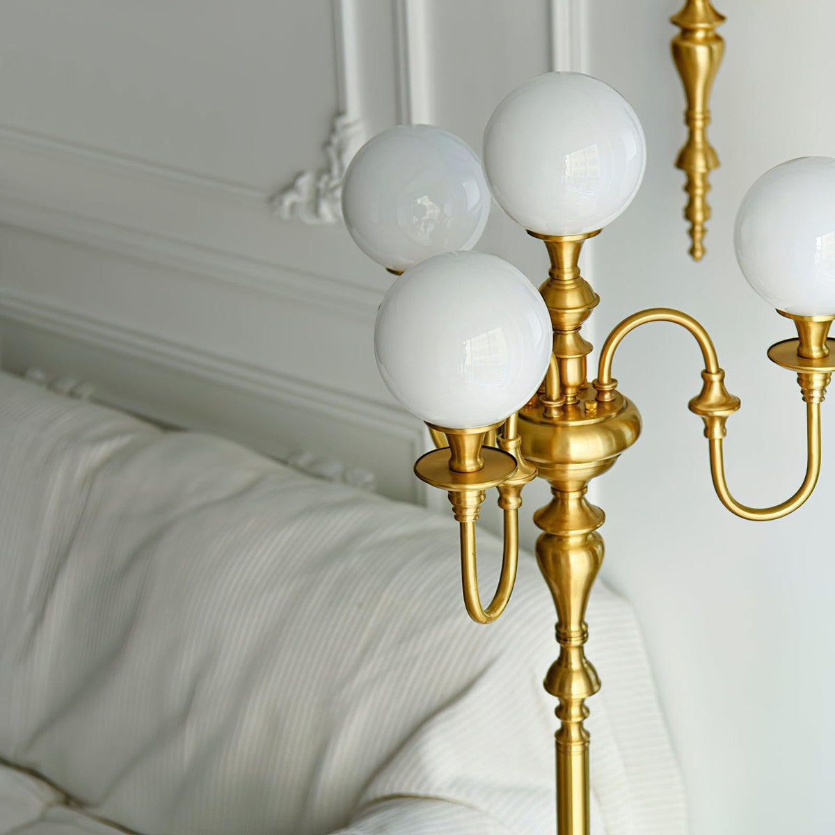 Lámpara de pie candelabro de latón Tamboril – detalle de los globos de cristal opal