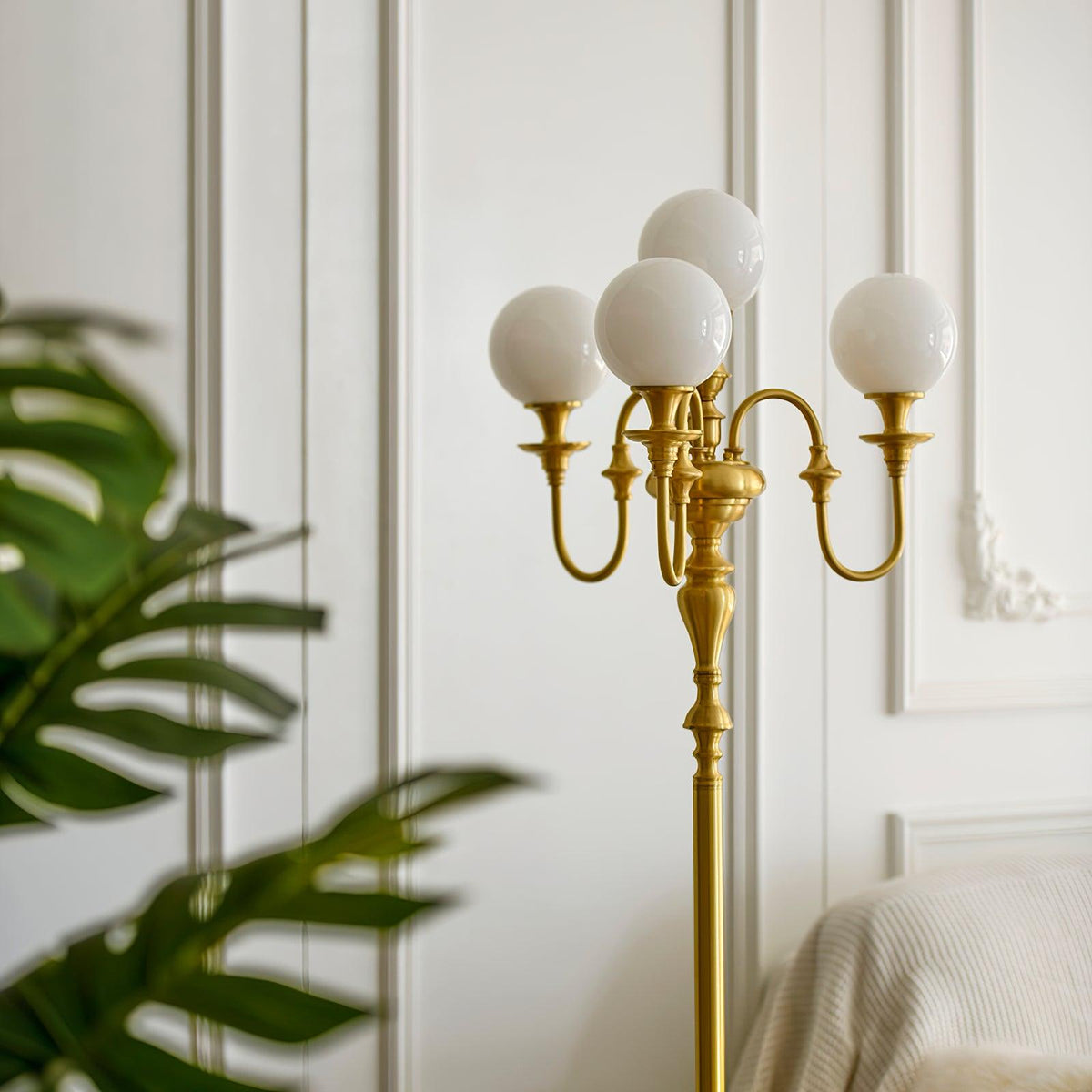 Lámpara de pie candelabro de latón Tamboril en un salón clásico – imagen 4