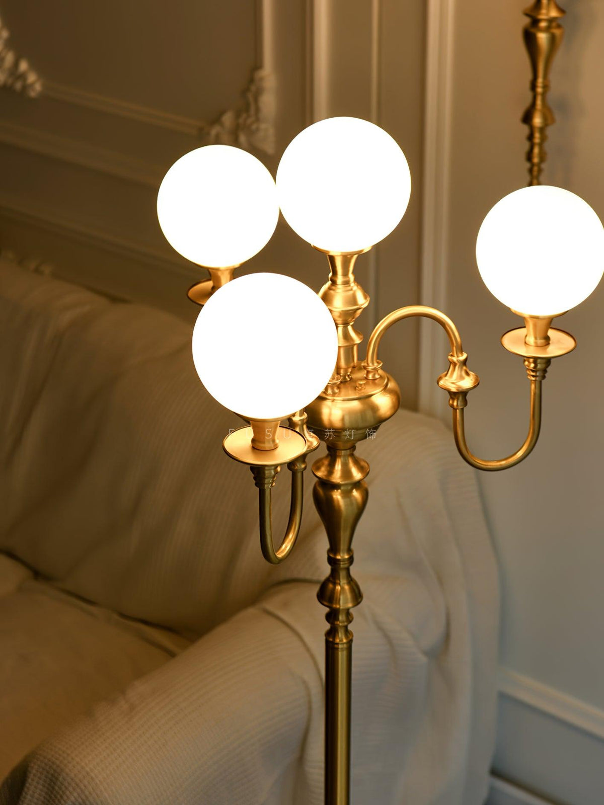 Lámpara de pie candelabro de latón Tamboril en un salón clásico – imagen 6
