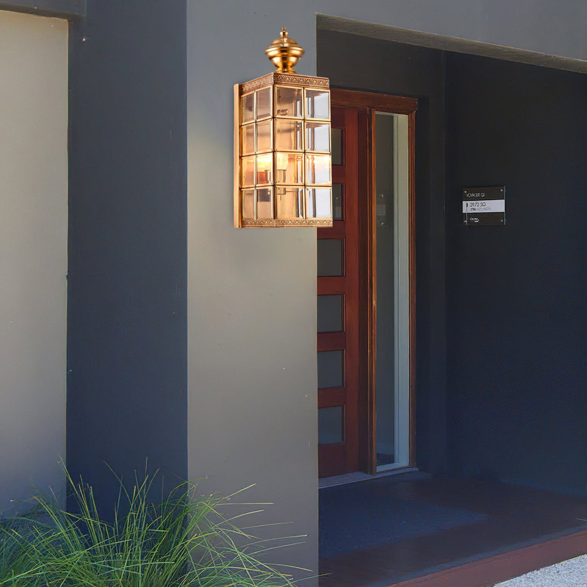 Farol de pared exterior Kintara – junto a una puerta de entrada