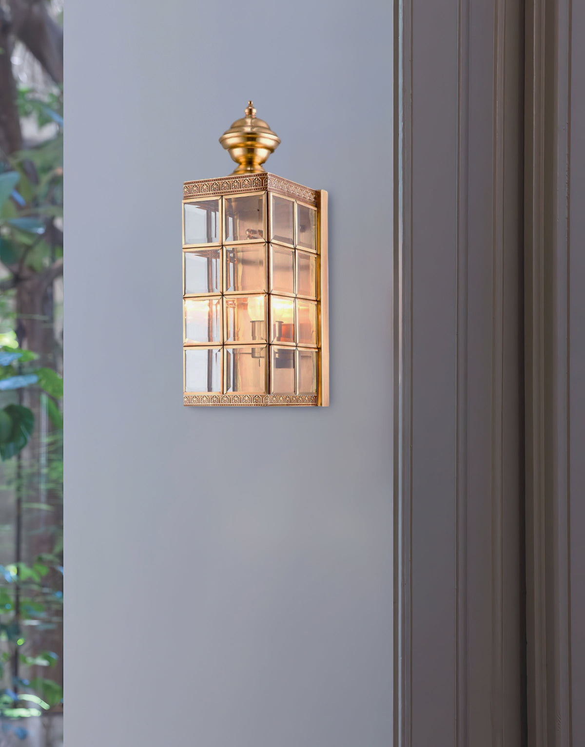 Farol de pared exterior Kintara en una fachada – imagen 8