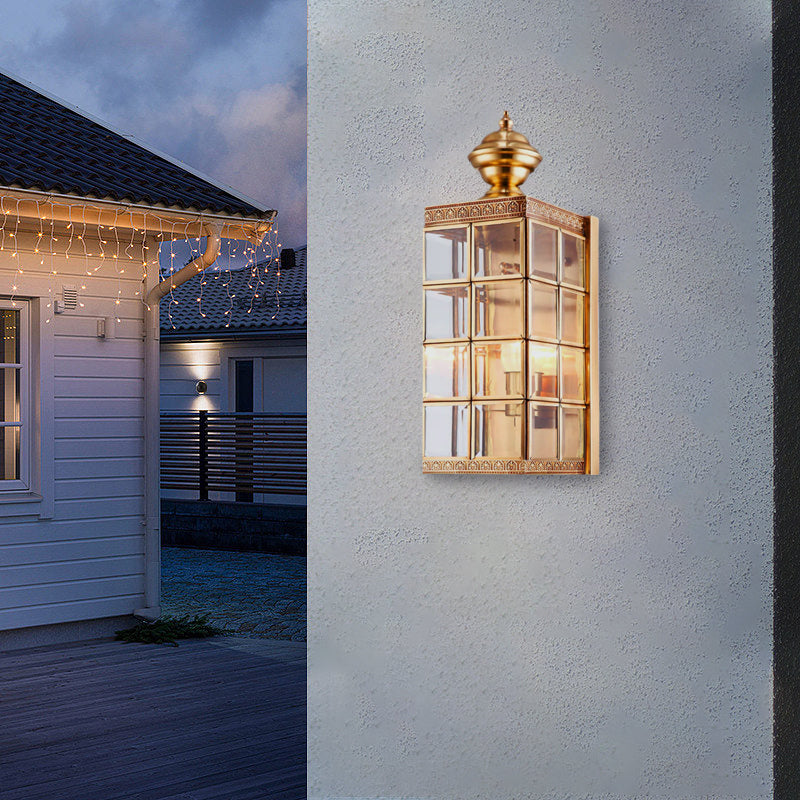 Farol de pared exterior Kintara – en la fachada de una casa al anochecer