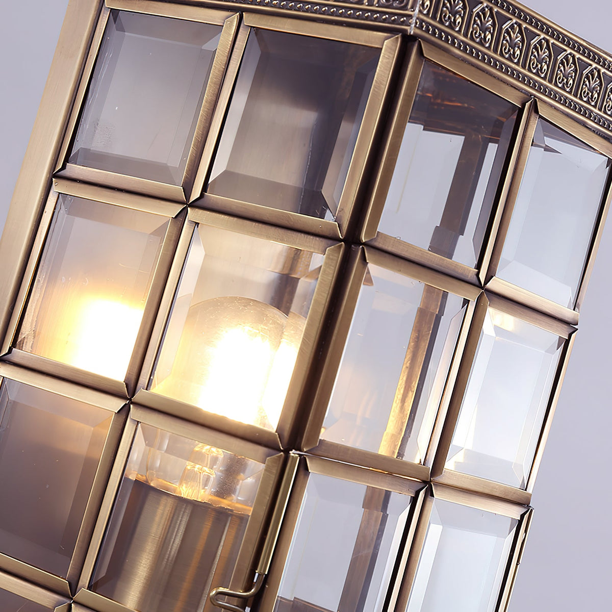Farol de pared exterior Kintara – detalle de los cristales biselados