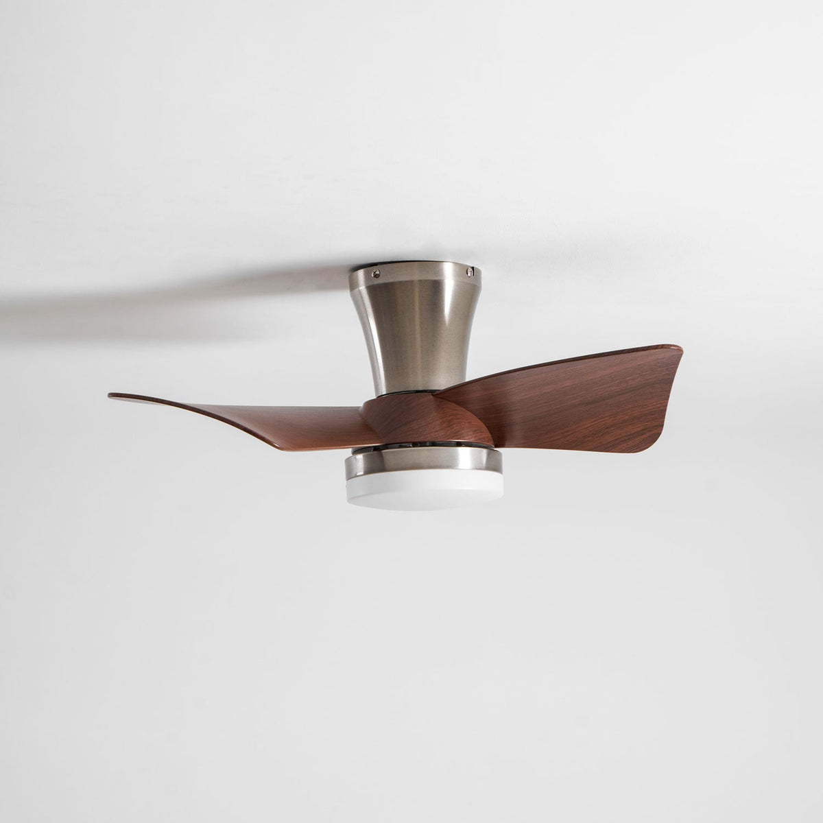 Ventilador de techo con luz Pétalo en un dormitorio elegante – imagen 35