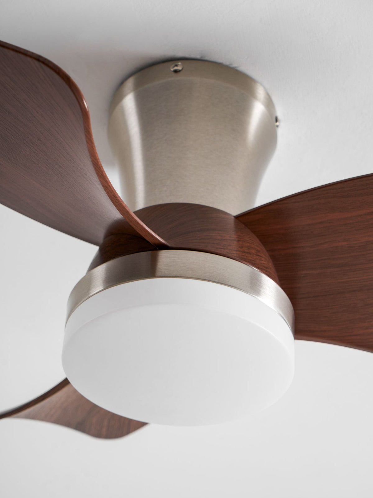 Ventilador de techo con luz Pétalo en un dormitorio elegante – imagen 33