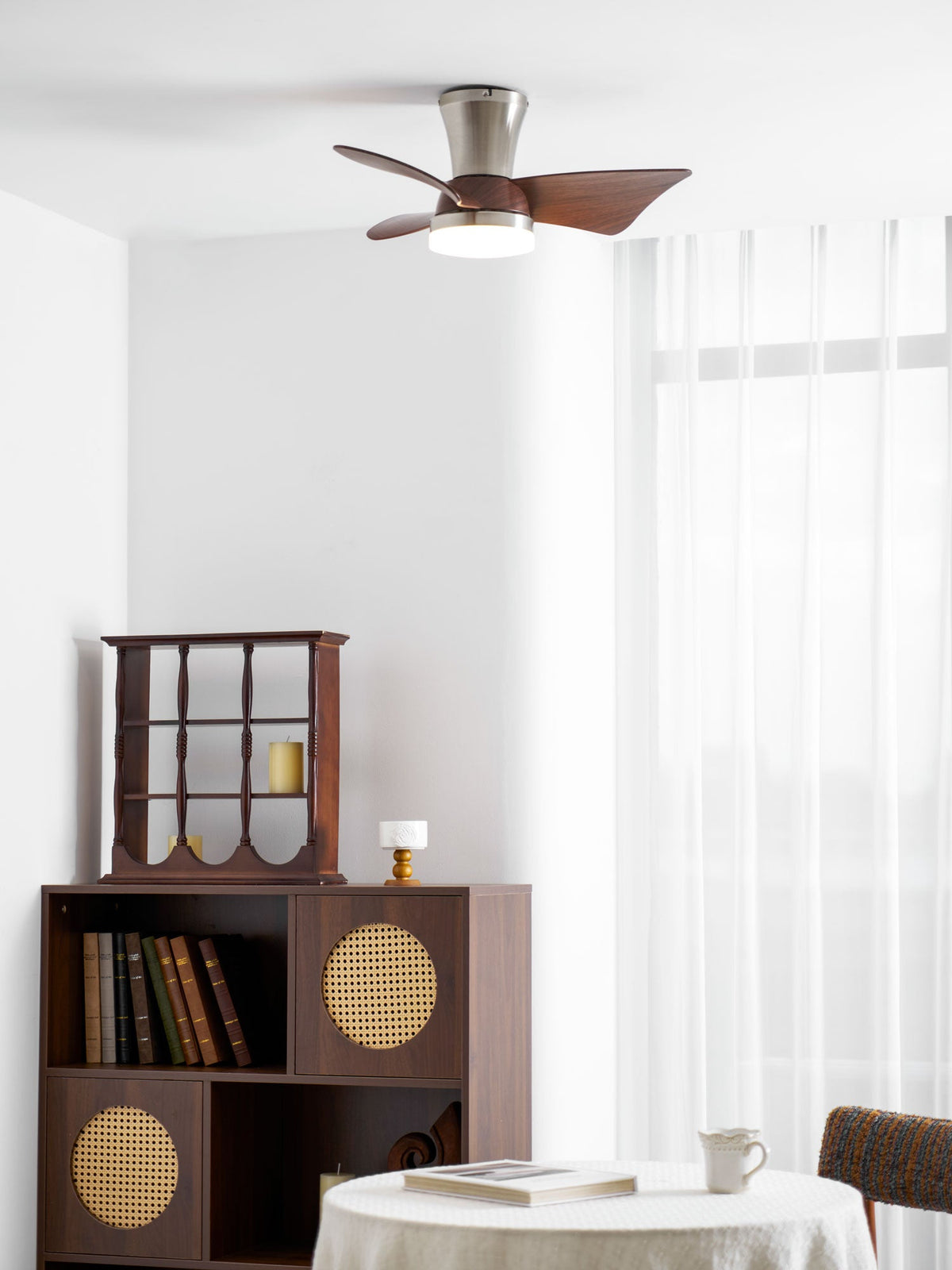 Ventilador de techo con luz Pétalo en un dormitorio elegante – imagen 10