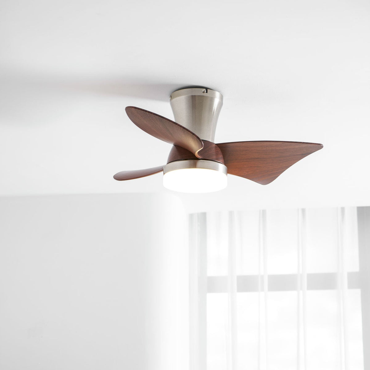 Ventilador de techo con luz Pétalo en un dormitorio elegante – imagen 8