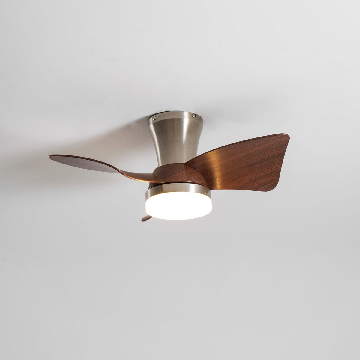 Ventilador de techo con luz Pétalo en un dormitorio elegante – imagen 34