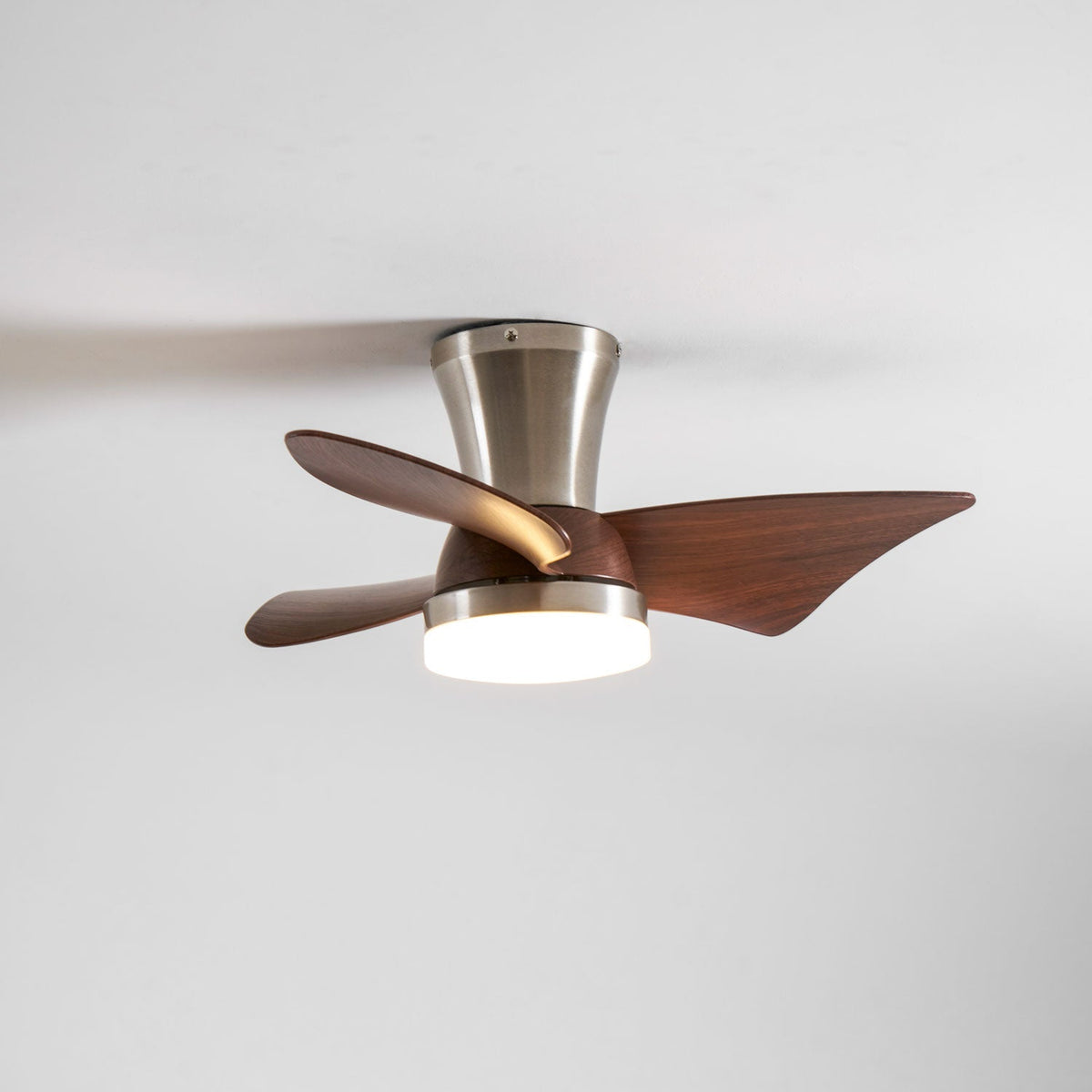 Ventilador de techo con luz Pétalo en un dormitorio elegante – imagen 30