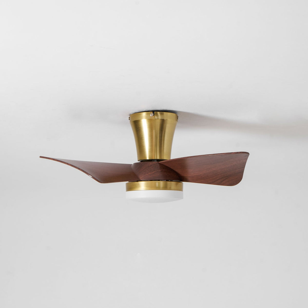 Ventilador de techo con luz Pétalo en un dormitorio elegante – imagen 28