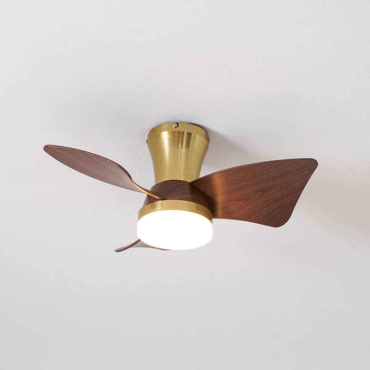 Ventilador de techo con luz Pétalo en un dormitorio elegante – imagen 23