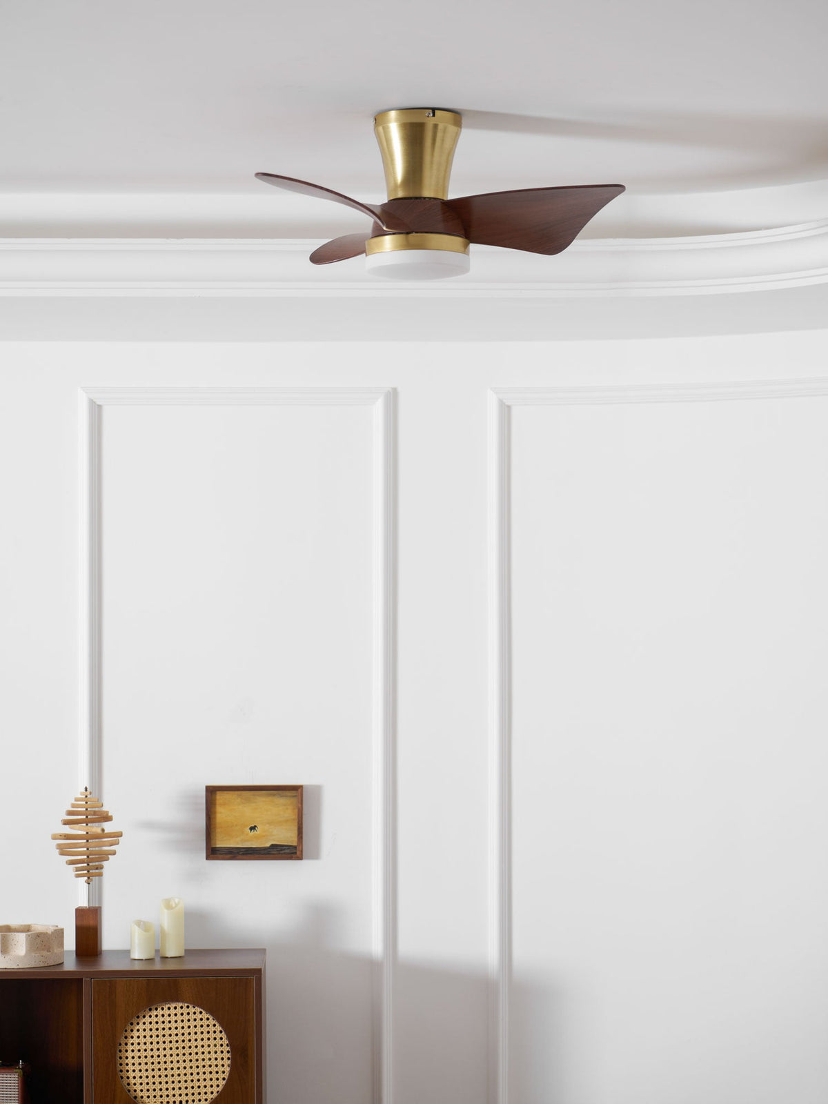 Ventilador de techo con luz Pétalo en un dormitorio elegante – imagen 5
