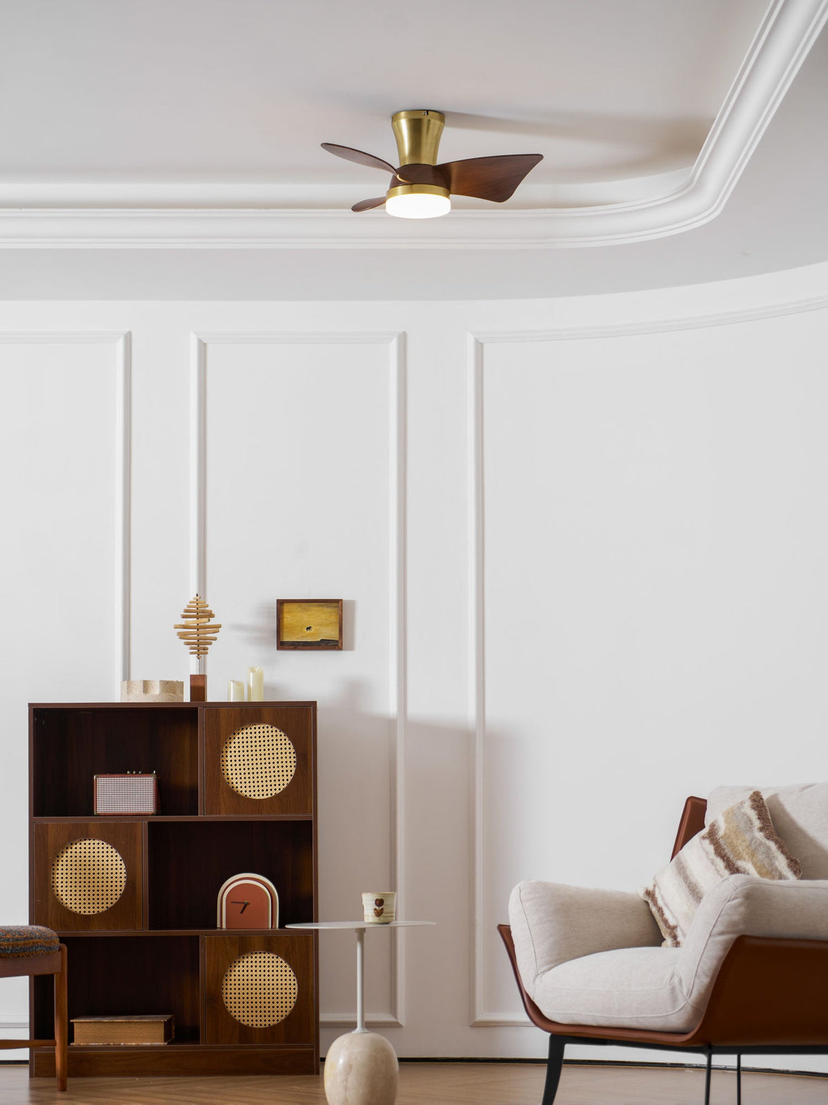 Ventilador de techo con luz Pétalo en un dormitorio elegante – imagen 11