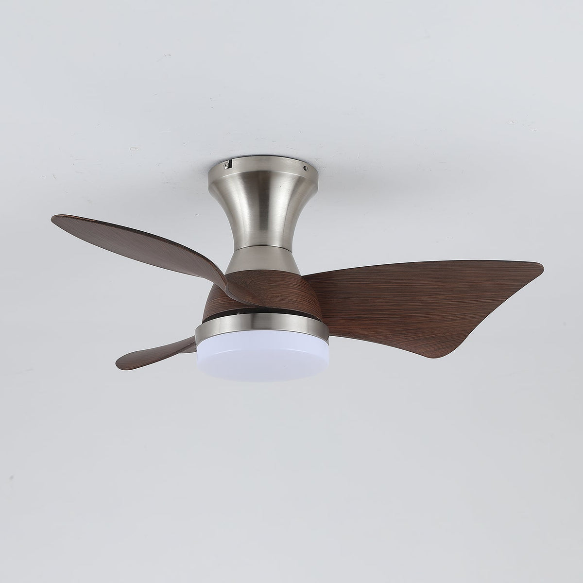 Ventilador de techo con luz Pétalo en un dormitorio elegante – imagen 19
