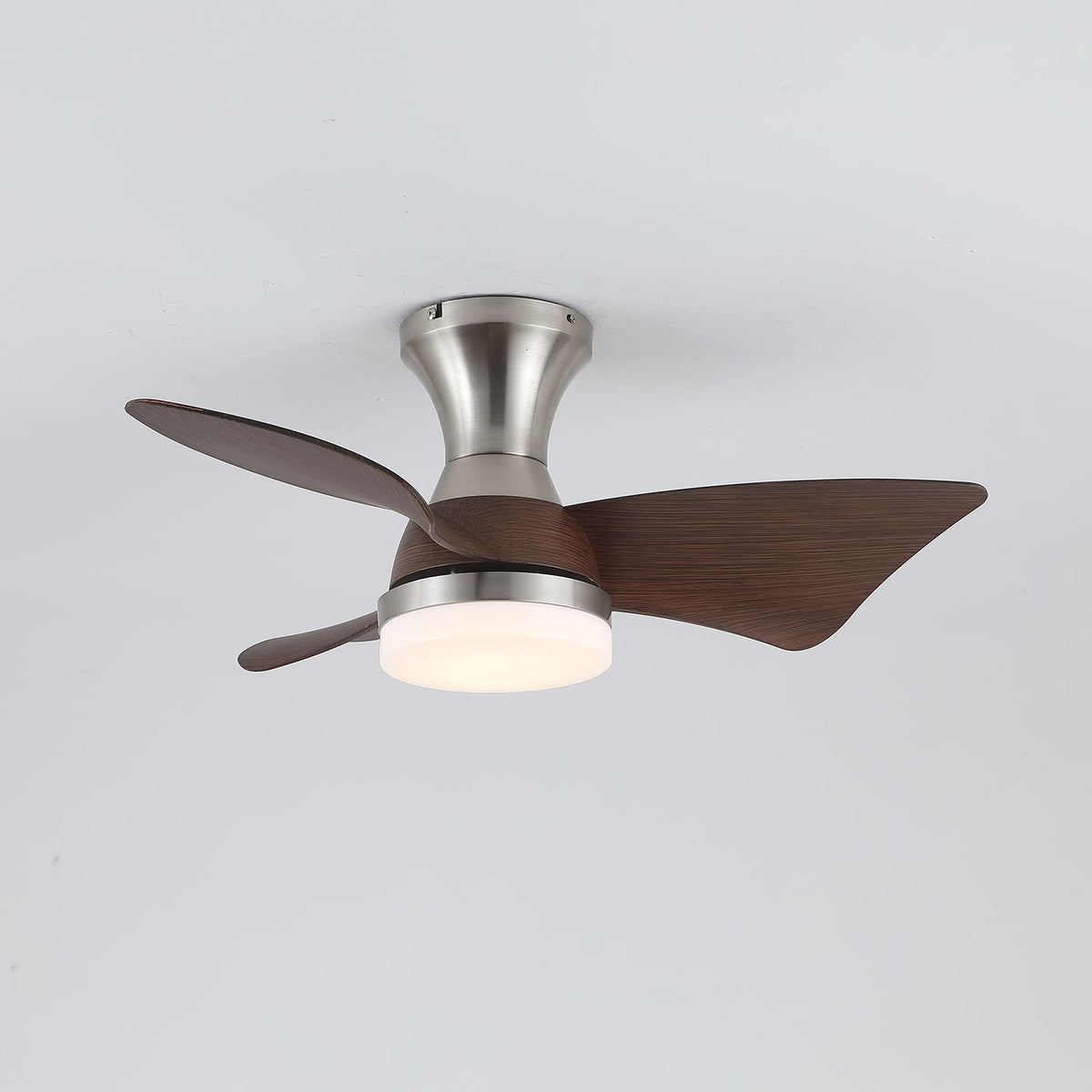 Ventilador de techo con luz Pétalo en un dormitorio elegante – imagen 20