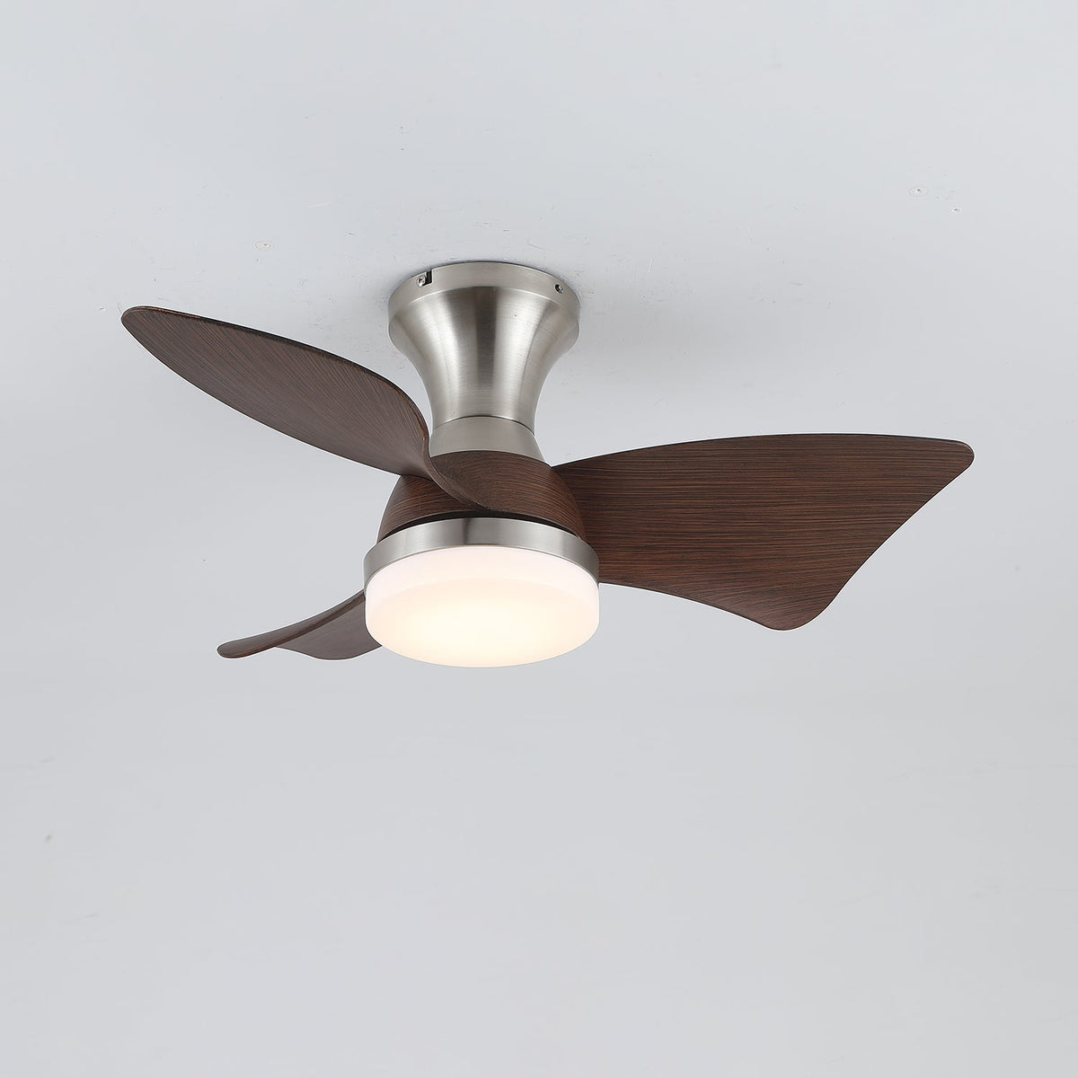 Ventilador de techo con luz Pétalo en un dormitorio elegante – imagen 21
