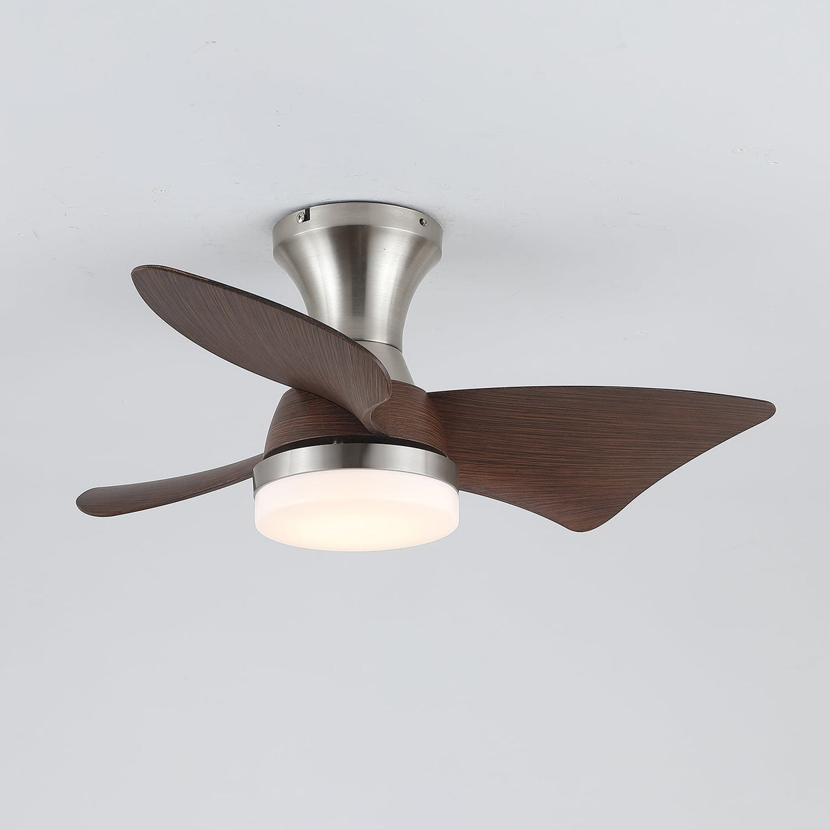 Ventilador de techo con luz Pétalo en un dormitorio elegante – imagen 22