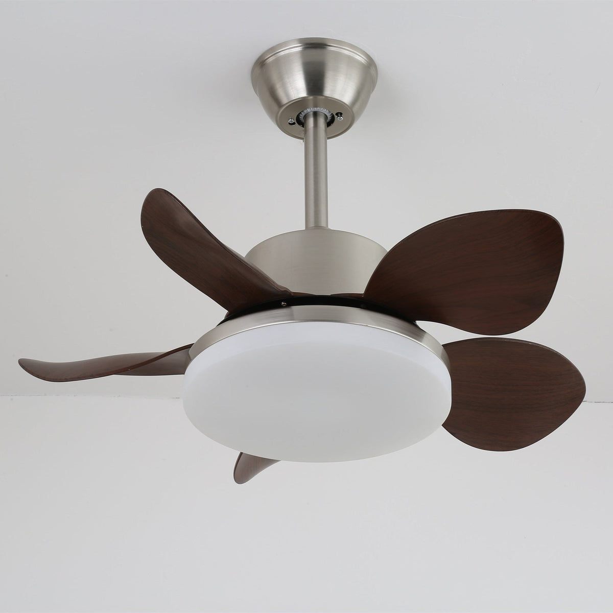 Ventilador de techo con luz Bosca en un dormitorio cálido – imagen 17