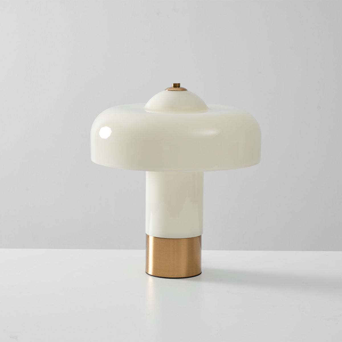 Lámpara de mesa de cristal tipo hongo Ebrela en un salón luminoso – imagen 20