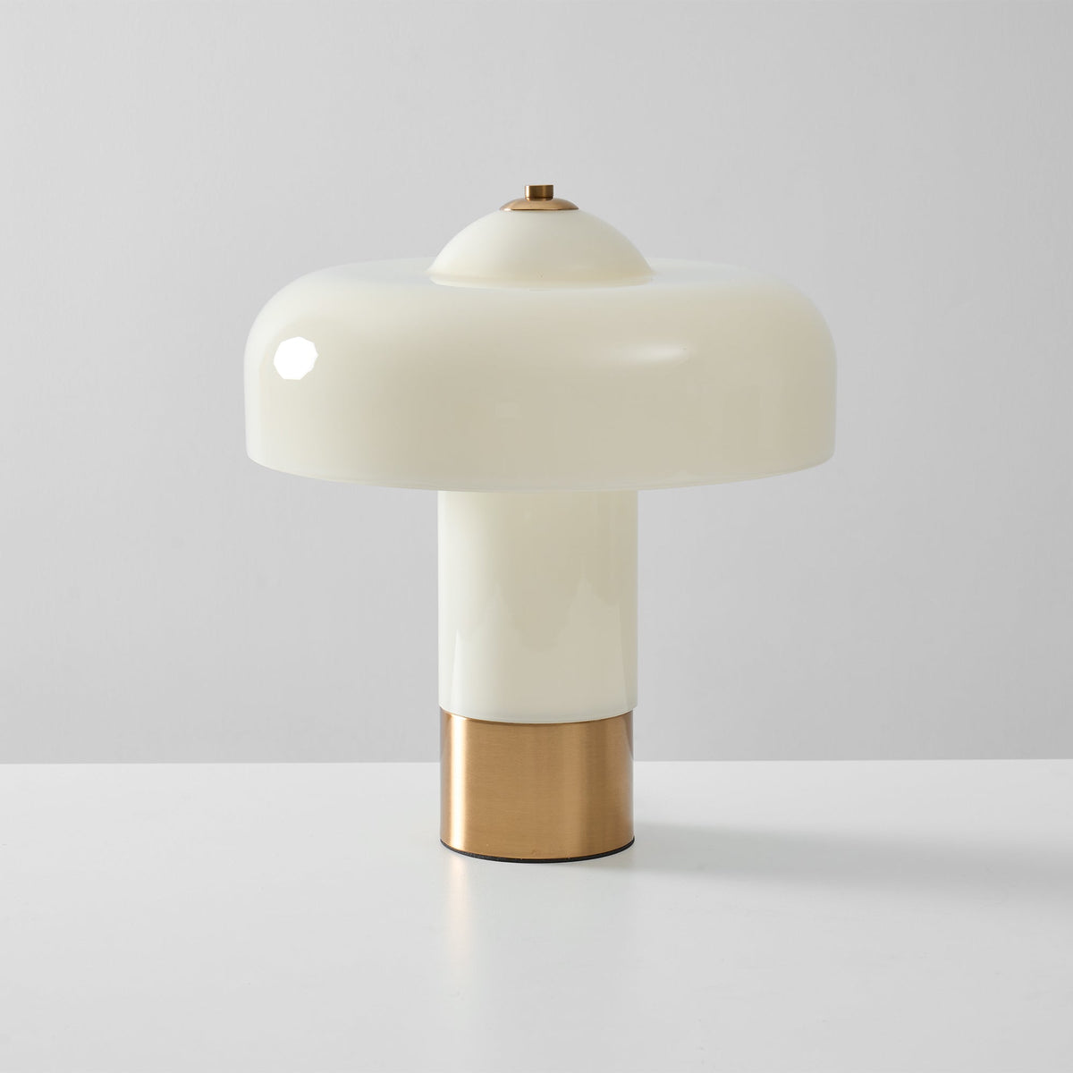 Lámpara de mesa de cristal tipo hongo Ebrela en un salón luminoso – imagen 21
