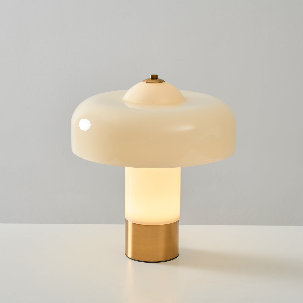 Lámpara de mesa de cristal tipo hongo Ebrela en un salón luminoso – imagen 22