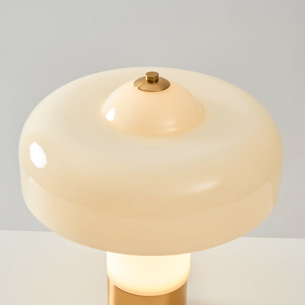 Lámpara de mesa de cristal tipo hongo Ebrela en un salón luminoso – imagen 24