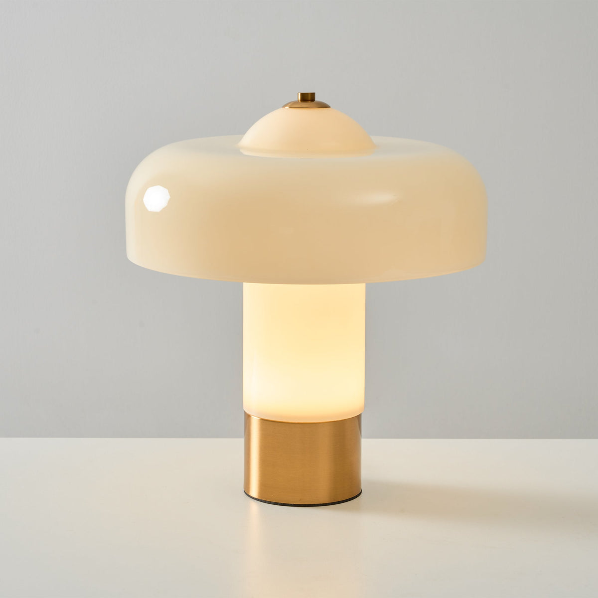 Lámpara de mesa de cristal tipo hongo Ebrela en un salón luminoso – imagen 23