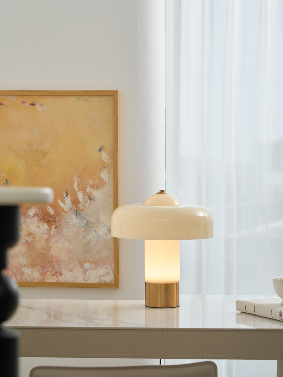 Lámpara de mesa de cristal tipo hongo Ebrela en un salón luminoso – imagen 17
