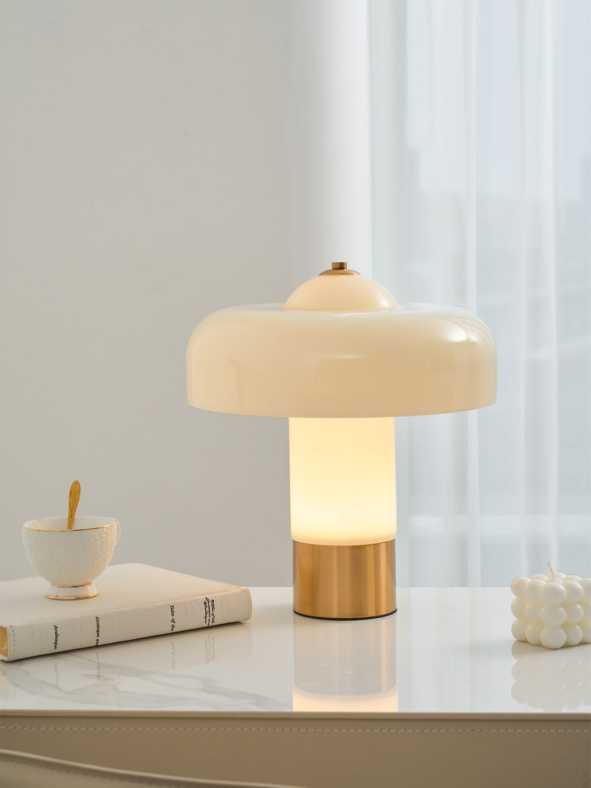 Lámpara de mesa de cristal tipo hongo Ebrela en un salón luminoso – imagen 18