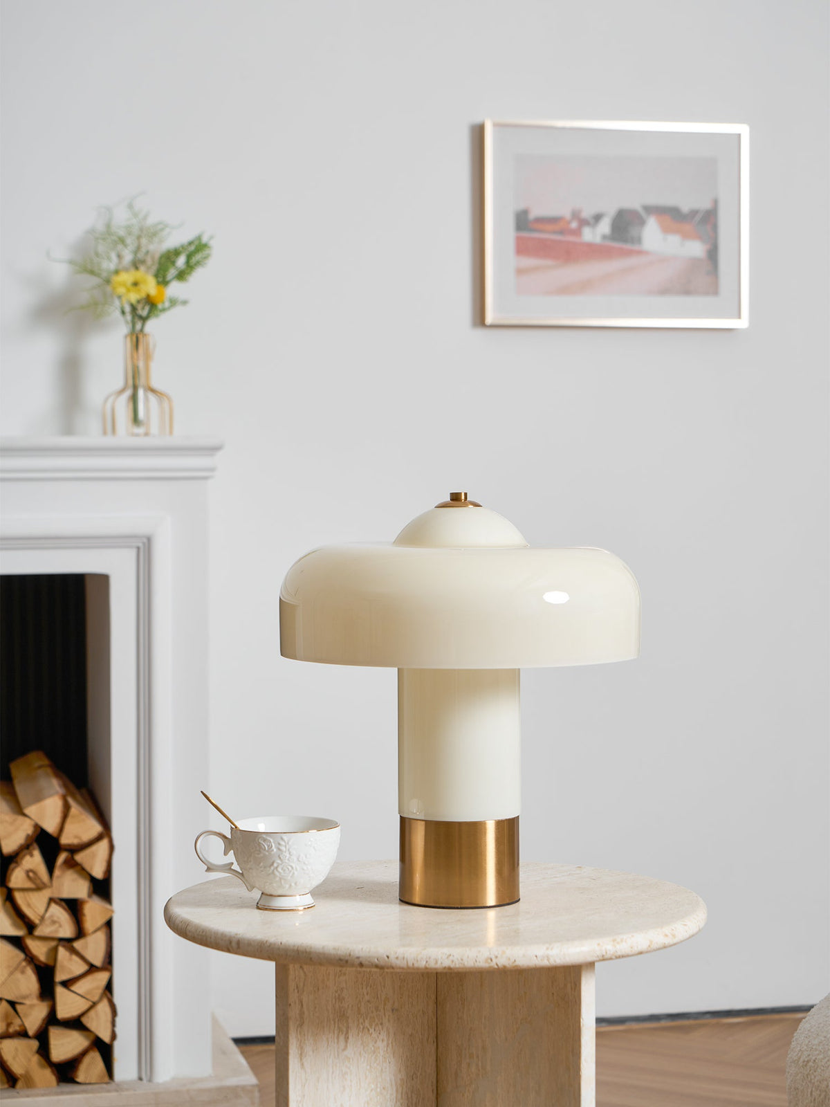 Lámpara de mesa de cristal tipo hongo Ebrela en un salón luminoso – imagen 19
