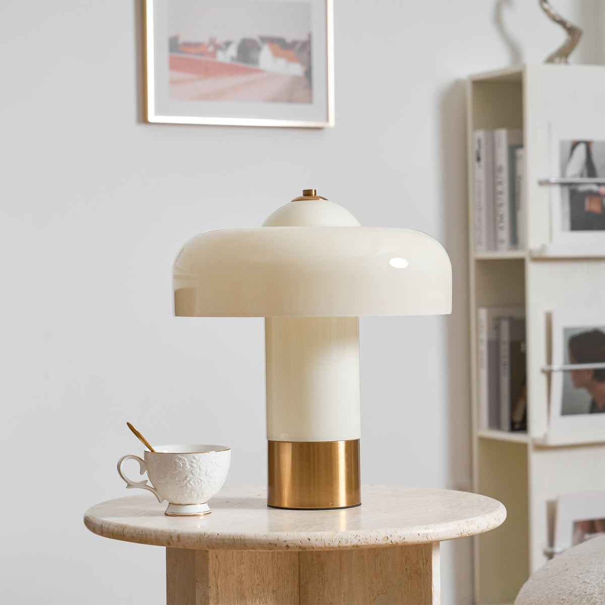 Lámpara de mesa de cristal tipo hongo Ebrela en un salón luminoso – imagen 12