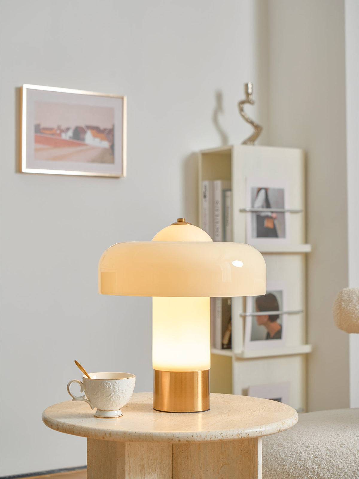 Lámpara de mesa de cristal tipo hongo Ebrela en un salón luminoso – imagen 15