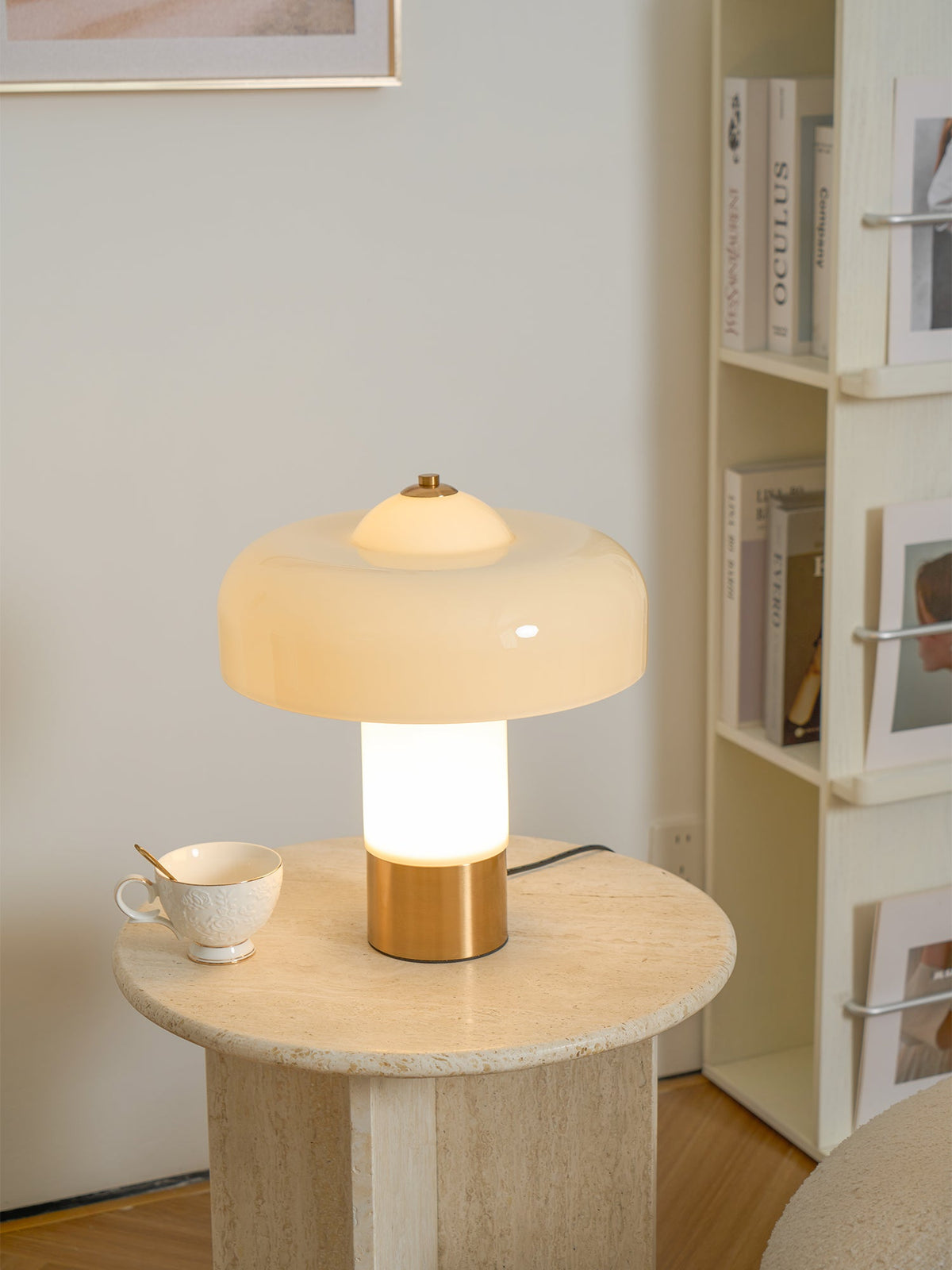 Lámpara de mesa de cristal tipo hongo Ebrela en un salón luminoso – imagen 13