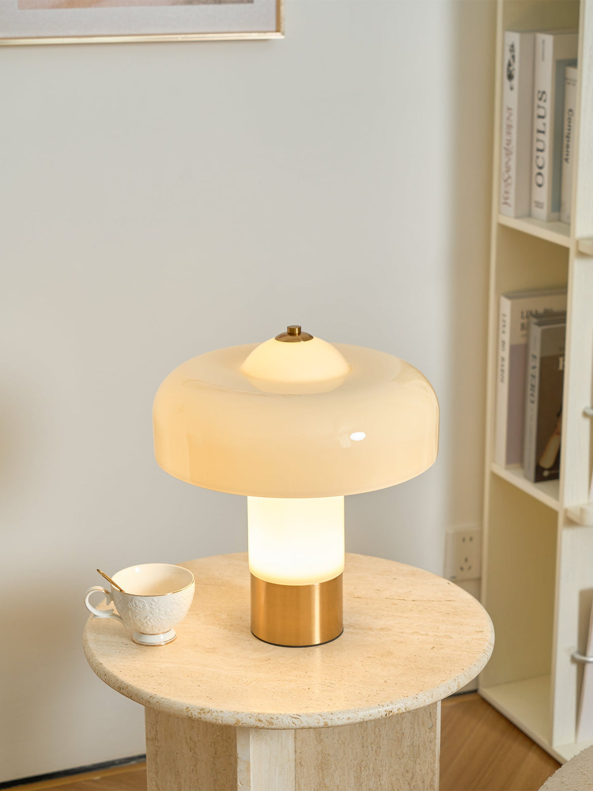 Lámpara de mesa de cristal tipo hongo Ebrela en un salón luminoso – imagen 14