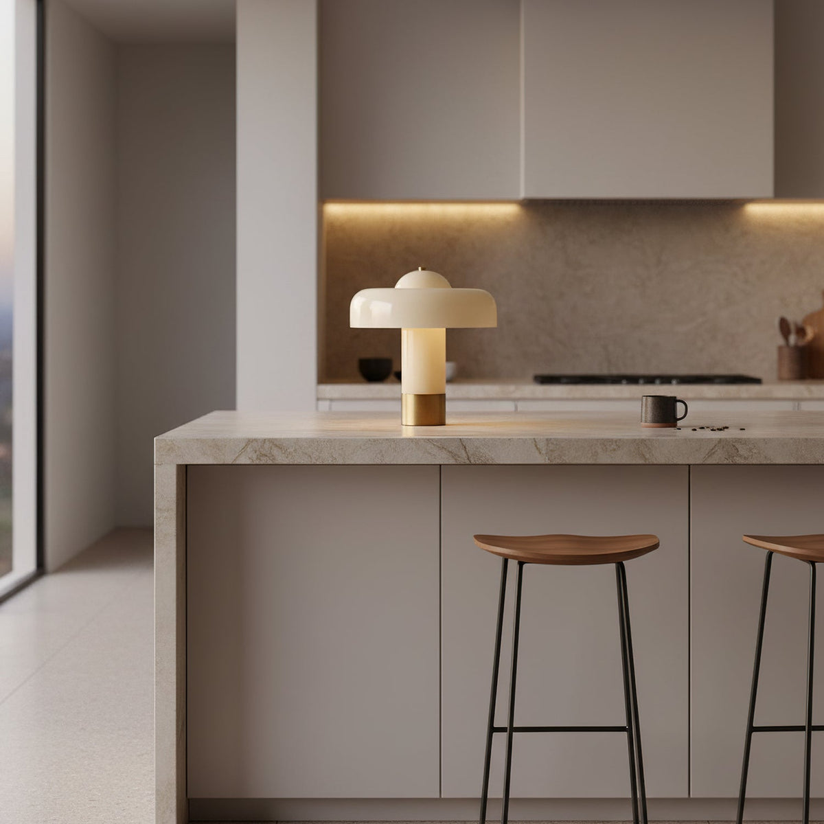 Lámpara de mesa de cristal tipo hongo Ebrela en un salón luminoso – imagen 10