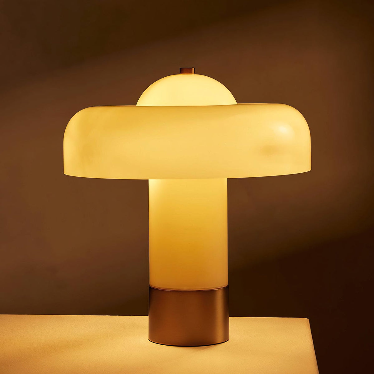 Lámpara de mesa de cristal tipo hongo Ebrela en un salón luminoso – imagen 3