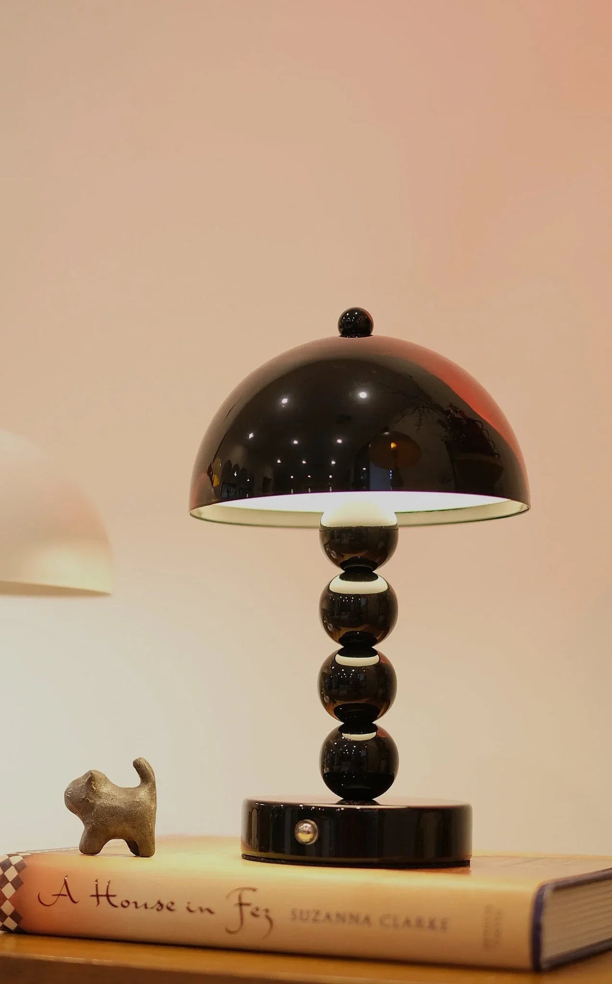 Lámpara de mesa recargable Bolina sobre una cómoda – imagen 8