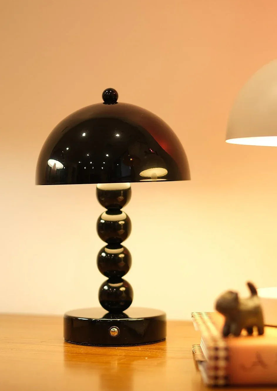 Lámpara de mesa recargable Bolina sobre una cómoda – imagen 9