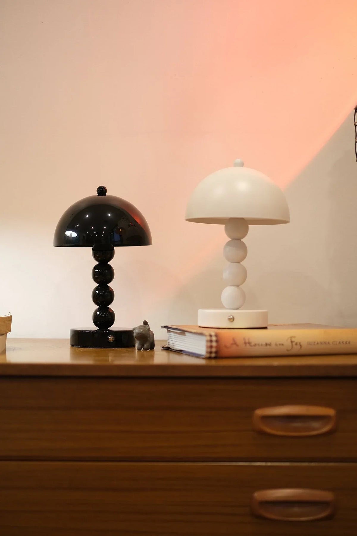 Lámpara de mesa recargable Bolina sobre una cómoda – imagen 3
