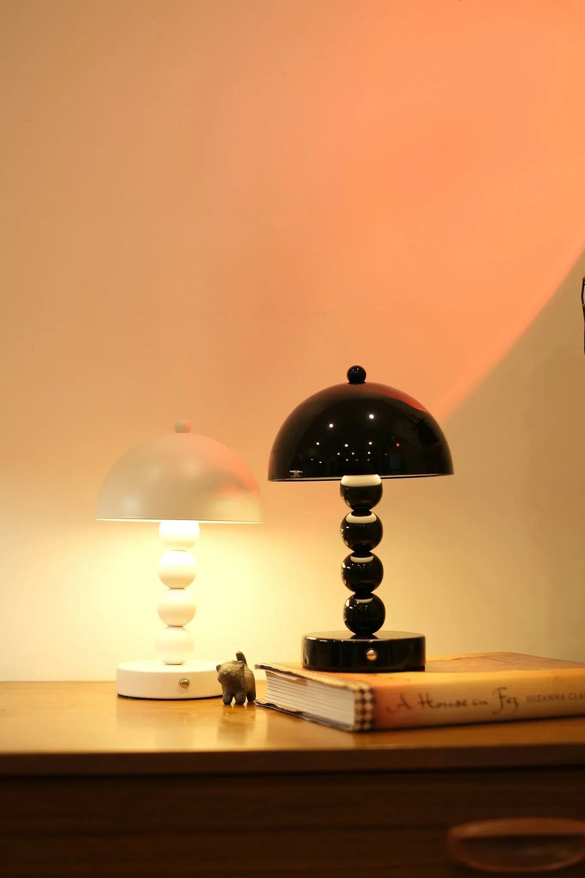 Lámpara de mesa recargable Bolina sobre una cómoda – imagen 10