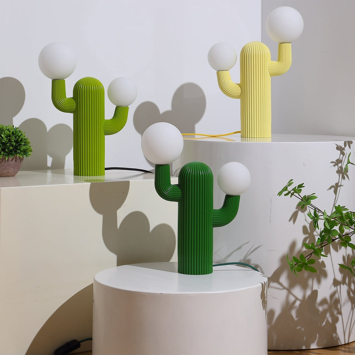Lámpara de mesa cactus Saguaro – en tres colores sobre mesas auxiliares
