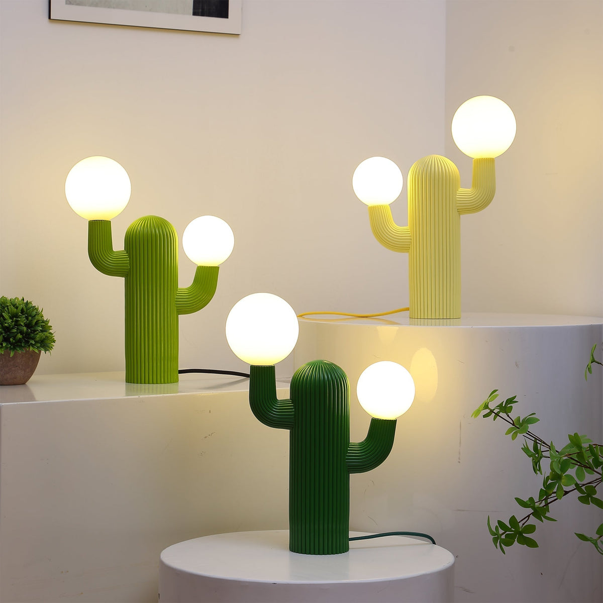 Lámpara de mesa cactus Saguaro – tres lámparas encendidas
