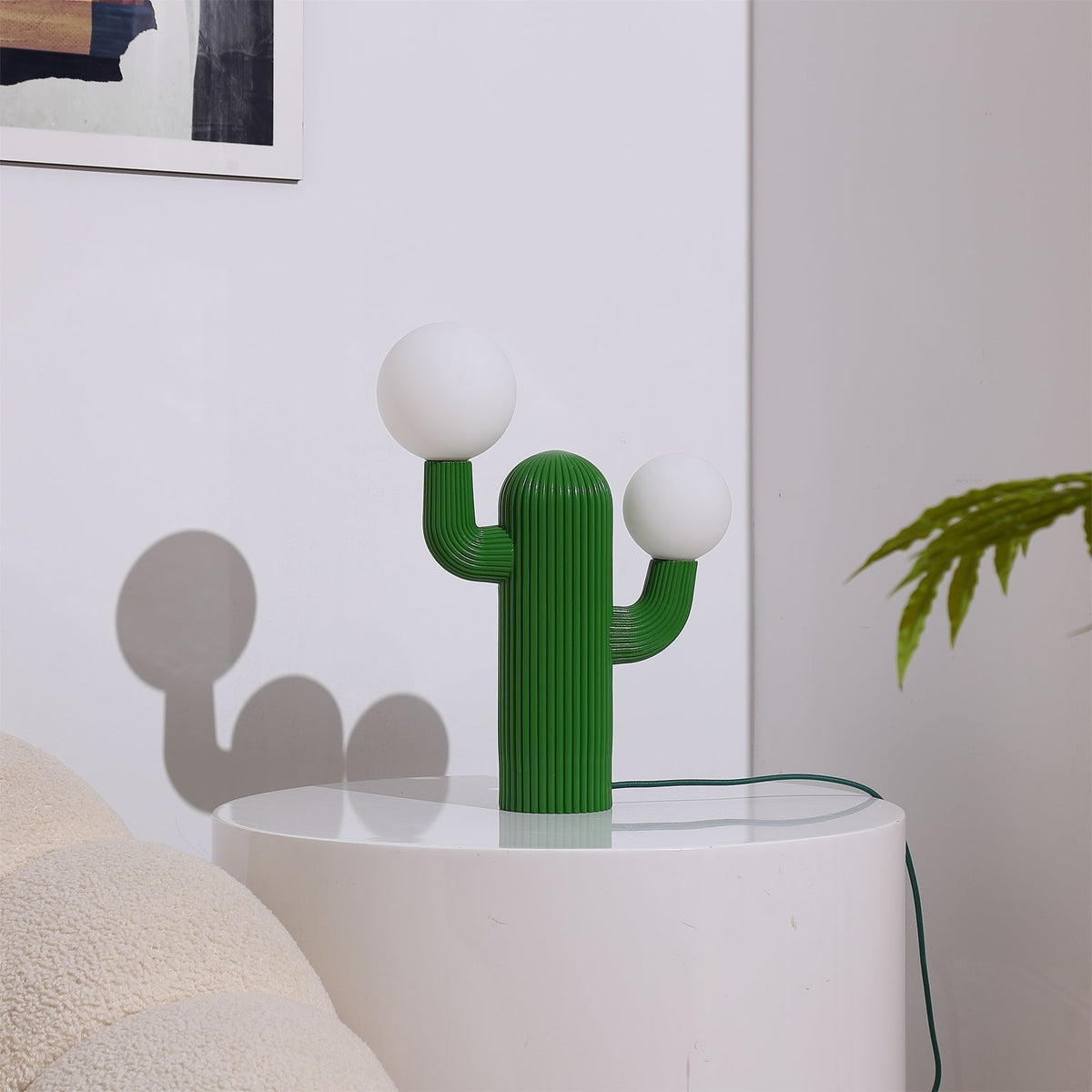 Lámpara de mesa cactus Saguaro en un salón luminoso – imagen 10