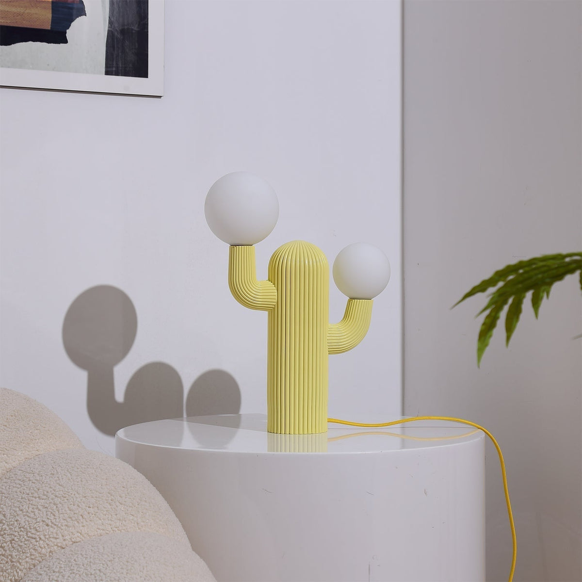 Lámpara de mesa cactus Saguaro en un salón luminoso – imagen 11