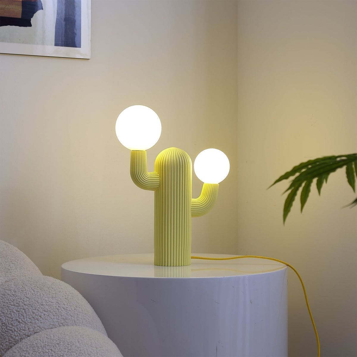 Lámpara de mesa cactus Saguaro en un salón luminoso – imagen 12