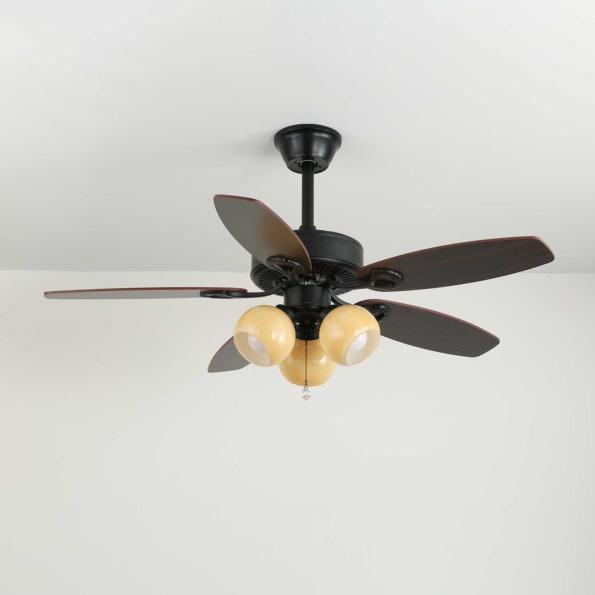 Ventilador de techo con luz Malvira – pantallas globo ámbar, negro y nogal