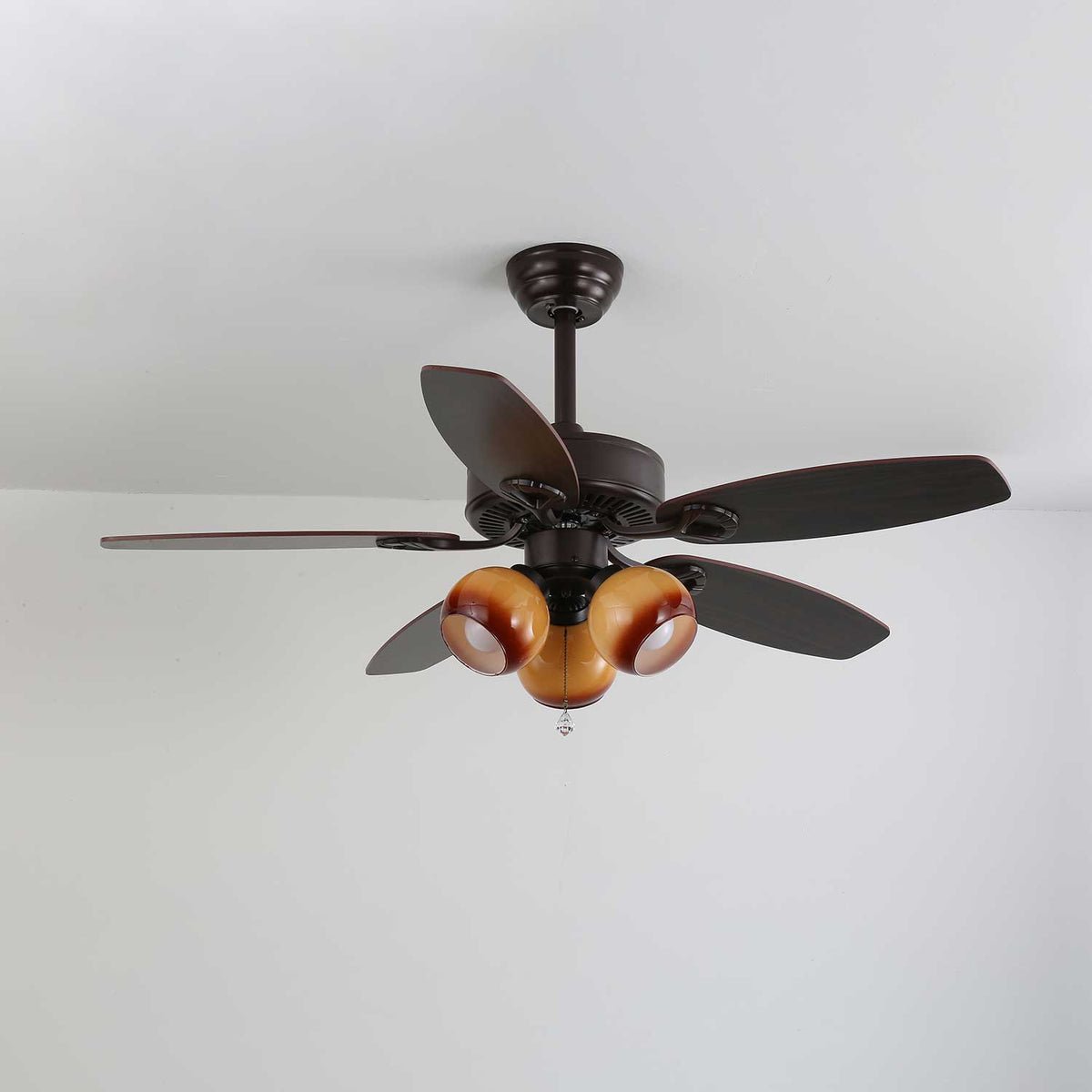 Ventilador de techo con luz Malvira – pantallas naranja tostado, marrón y nogal