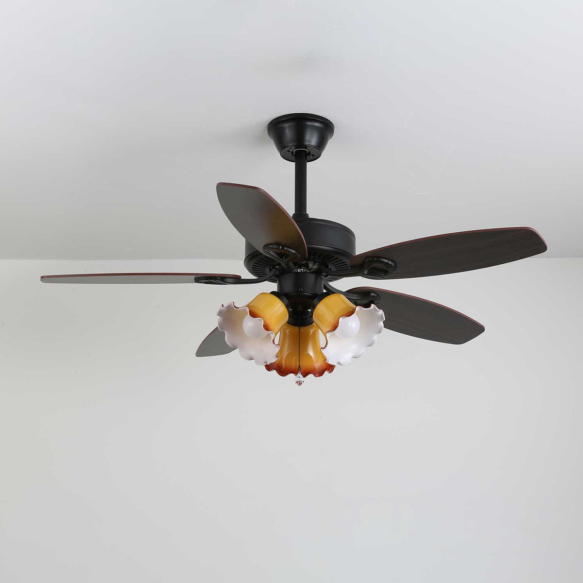 Ventilador de techo con luz Malvira – pantallas pétalos ámbar y blanco, negro y nogal