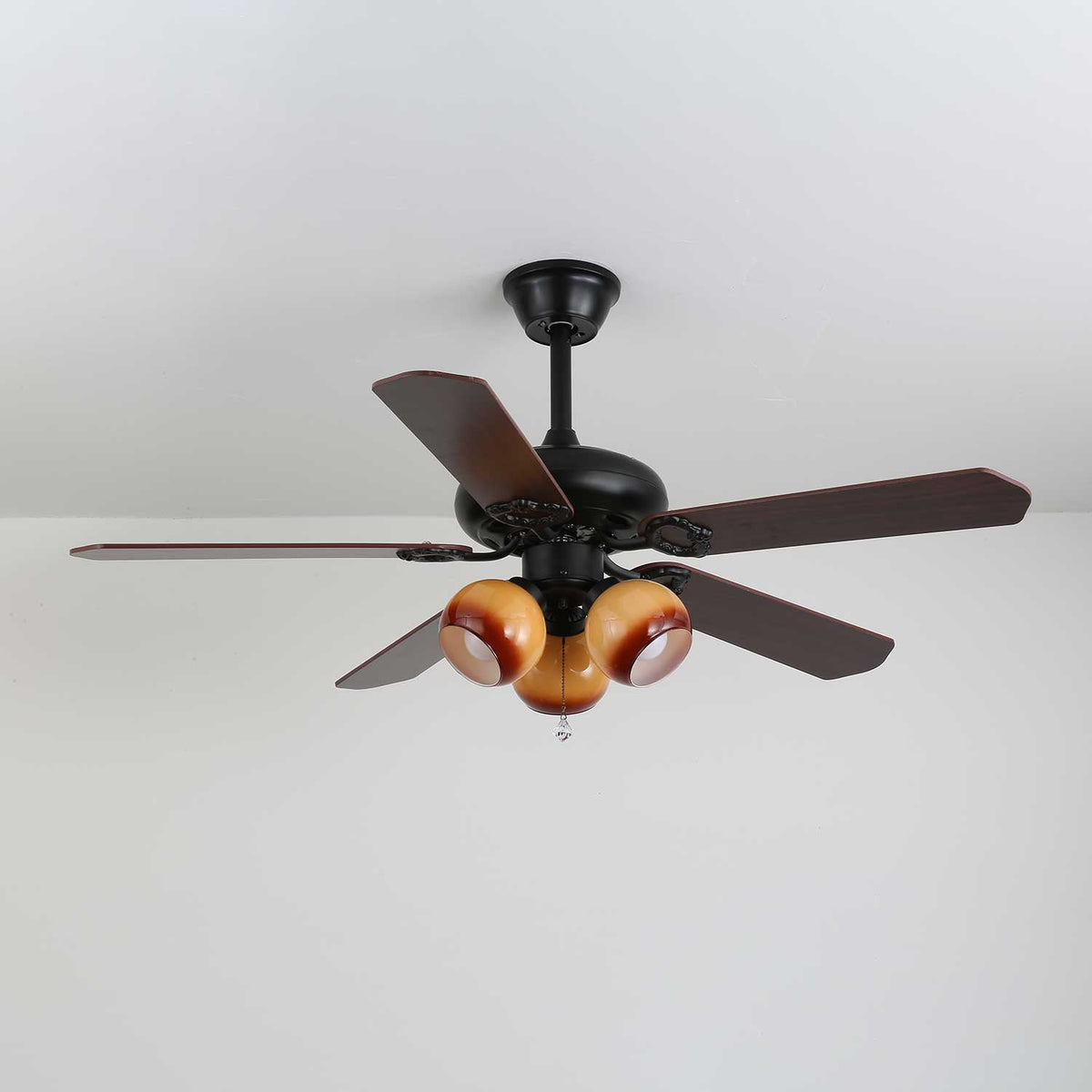 Ventilador de techo con luz Malvira – pantallas naranja tostado, negro y nogal